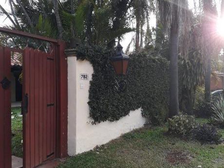 Hermosa Casa En Carmelitas De Dos Dormitorios