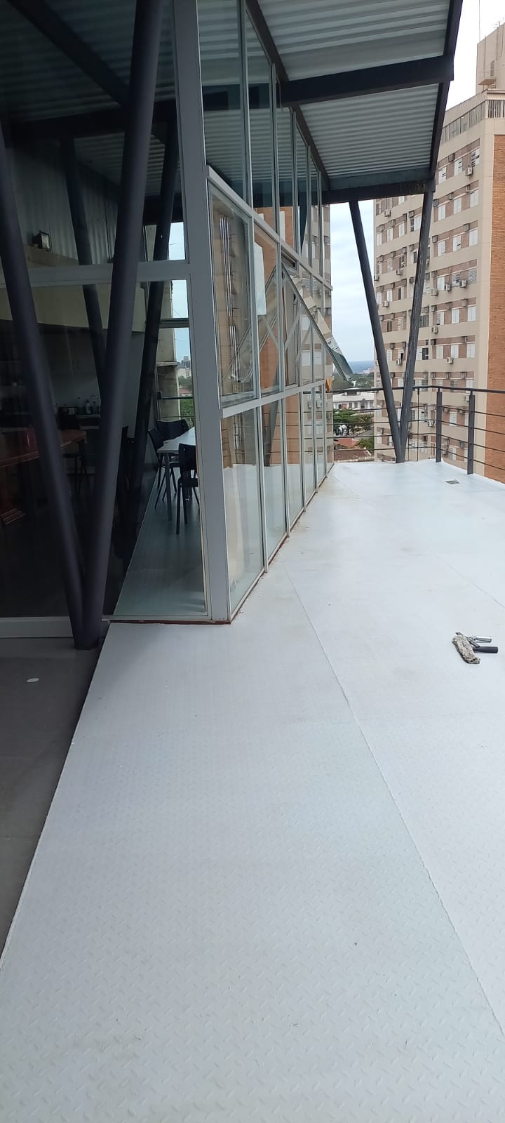 VENDO EDIFICIO CORPORATIVO COMPLETO SOBRE AVENIDA PERU CASI MARISCAL LOPEZ CON OFICINAS Y ESTACIONAMIENTOS ATRAS — foto 3