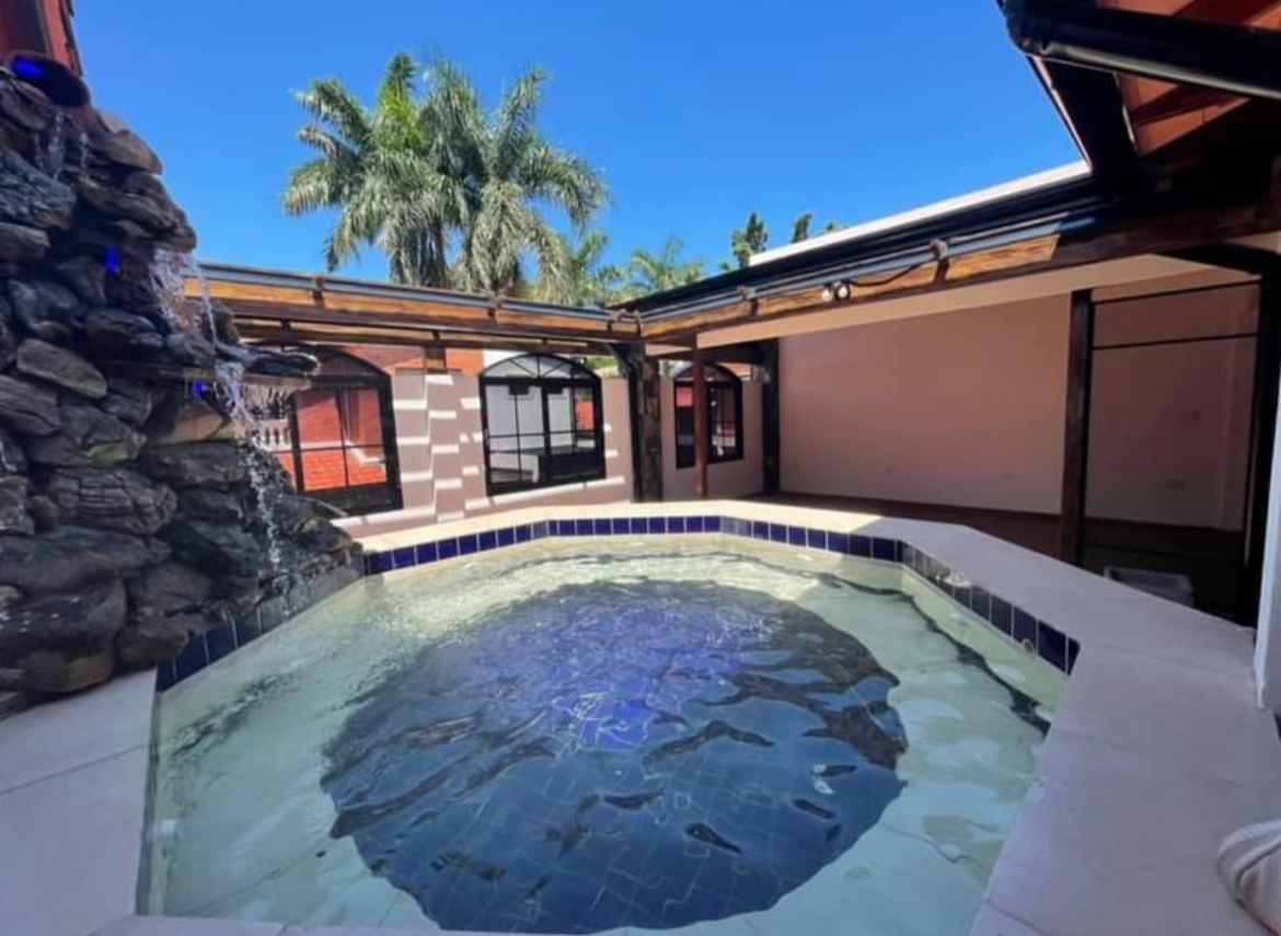 Alquilo Casa Con Piscina En Barrio Privado En Luque  En 7.400.000 Gs / Mes — foto 2