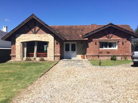 Hermosa Casa En Lomas De Carrasco