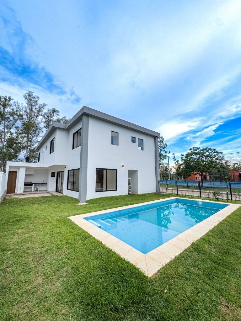 EN VETA CASA PAREADA DE 3 DORMITORIOS EN SUITE EN SURUBI´I — foto 2