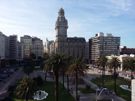 Frente A Plaza Independencia - Con Garage - Hermosa Vista!