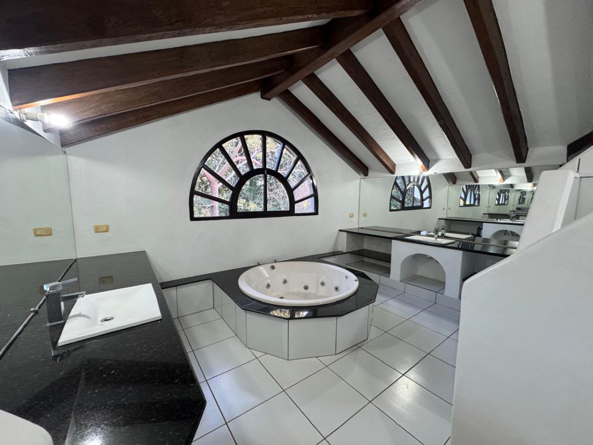 VENDO IMPONENTE RESIDENCIA CON AMPLIO PATIO EN HERNANDARIAS — foto 3