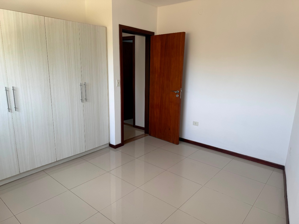 Propiedad de 3 Dormitorios con Patio y Parrilla — foto 2