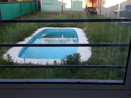 Hermosa Casa Un Año De Construida, A Metros Del Mar En Las Toscas, Canelones. Cómoda De Dos Dormitorios Y Amplio Livin Comedor Con Estufa, Leña, Piscina, Barbacoa Cerrada, Mas Un Contenedor Vivienda De 40 Completo Con Dos Dormitorios Con Entrada Indep