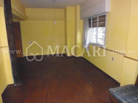 Planta Baja La Frente Con Patio, Vazquez Casi Mercedes