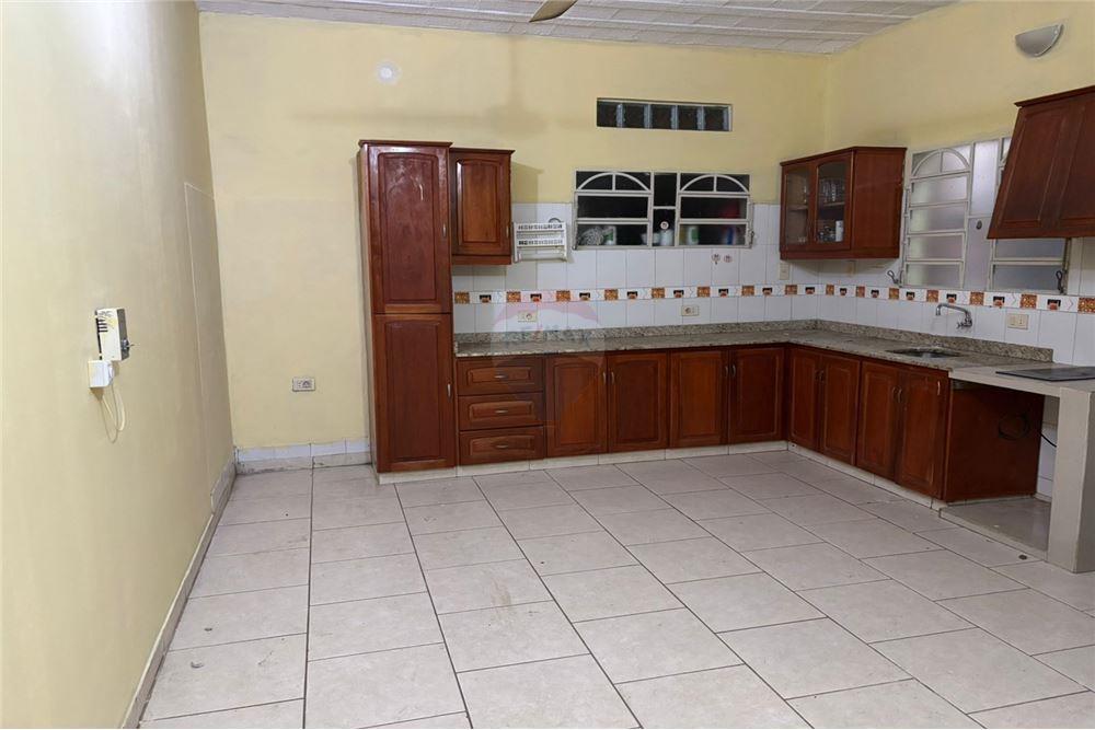 Se alquila duplex de 3 dormitorios en 4to. Barrio — foto 3