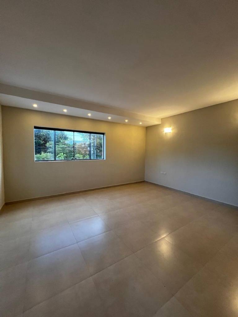 ALQUILO DUPLEX EN ESQUINA EN LAMBARÉ — foto 3