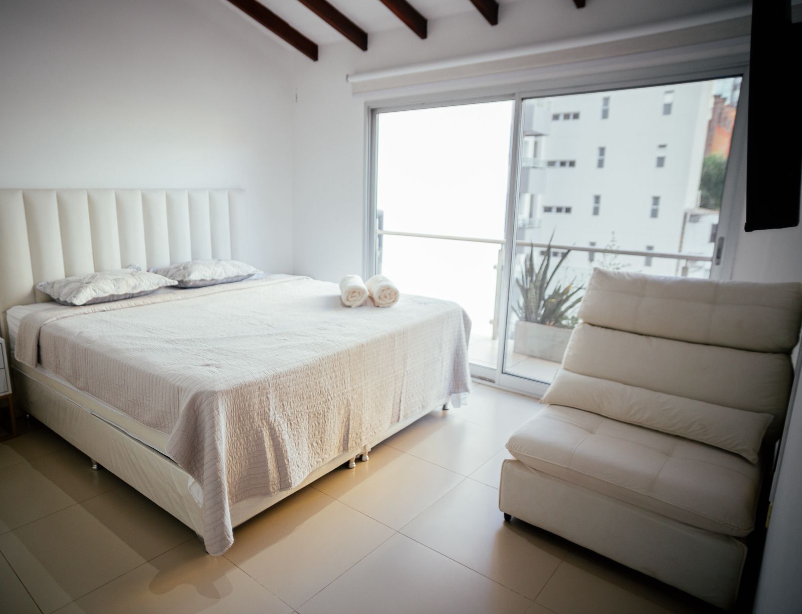 ALQUILO – Departamento Amoblado de 2 Dormitorios | Las Lomas — foto 3