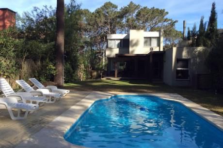 Gran Casa Familiar En La Barra, Punta Del Este, 2 Cuadras De La Playa Montoya.