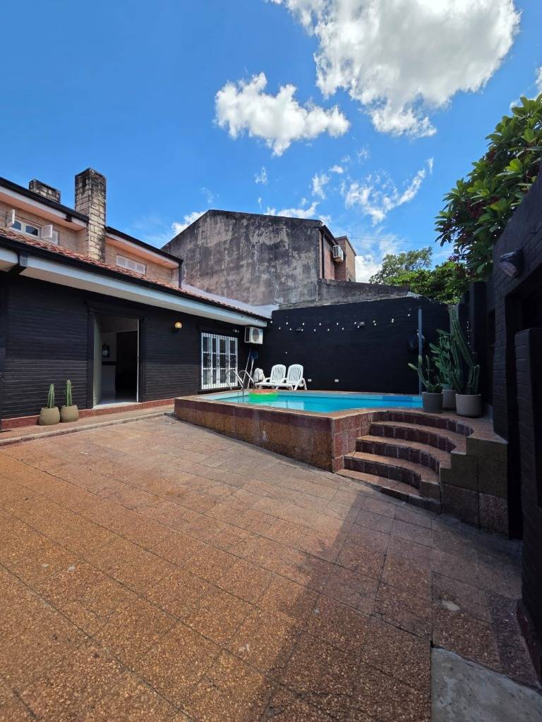 ALQUILO AMPLIA RESIDENCIA EN BUEN BARRIO — foto 3