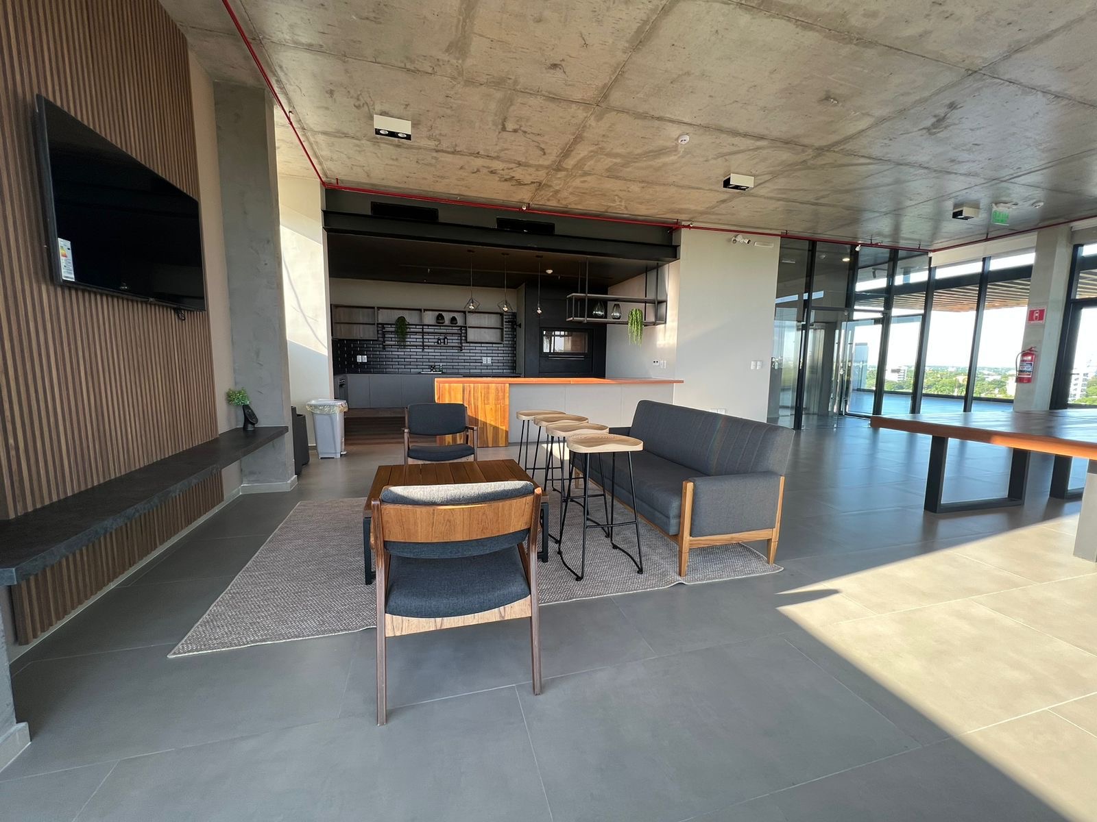 Alquilo Departamento de 2 Dormitorios con 1 cochera Edif Plaza Pacheco — foto 2