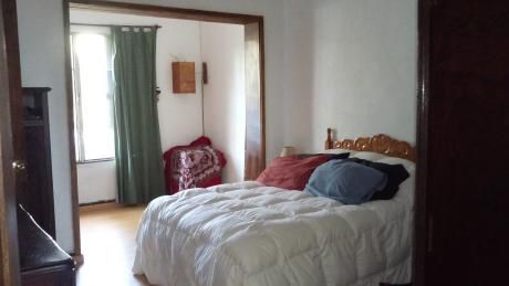 Amplia Casa Con Terreno Y Espacio Para Dos Vehículos.