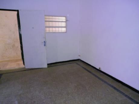 1923 Apto Pb Con Patio Un Amplio Dormitorio Prox Ramon Anador Y Estivao