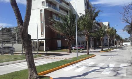 Hermosa Vivienda De Dos Plantas En Condominio Jardines Del Norte.