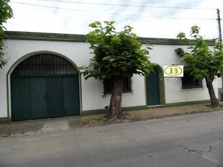 Hermosa Casa, Grande, Fondo, Garaje Para 2 Autos