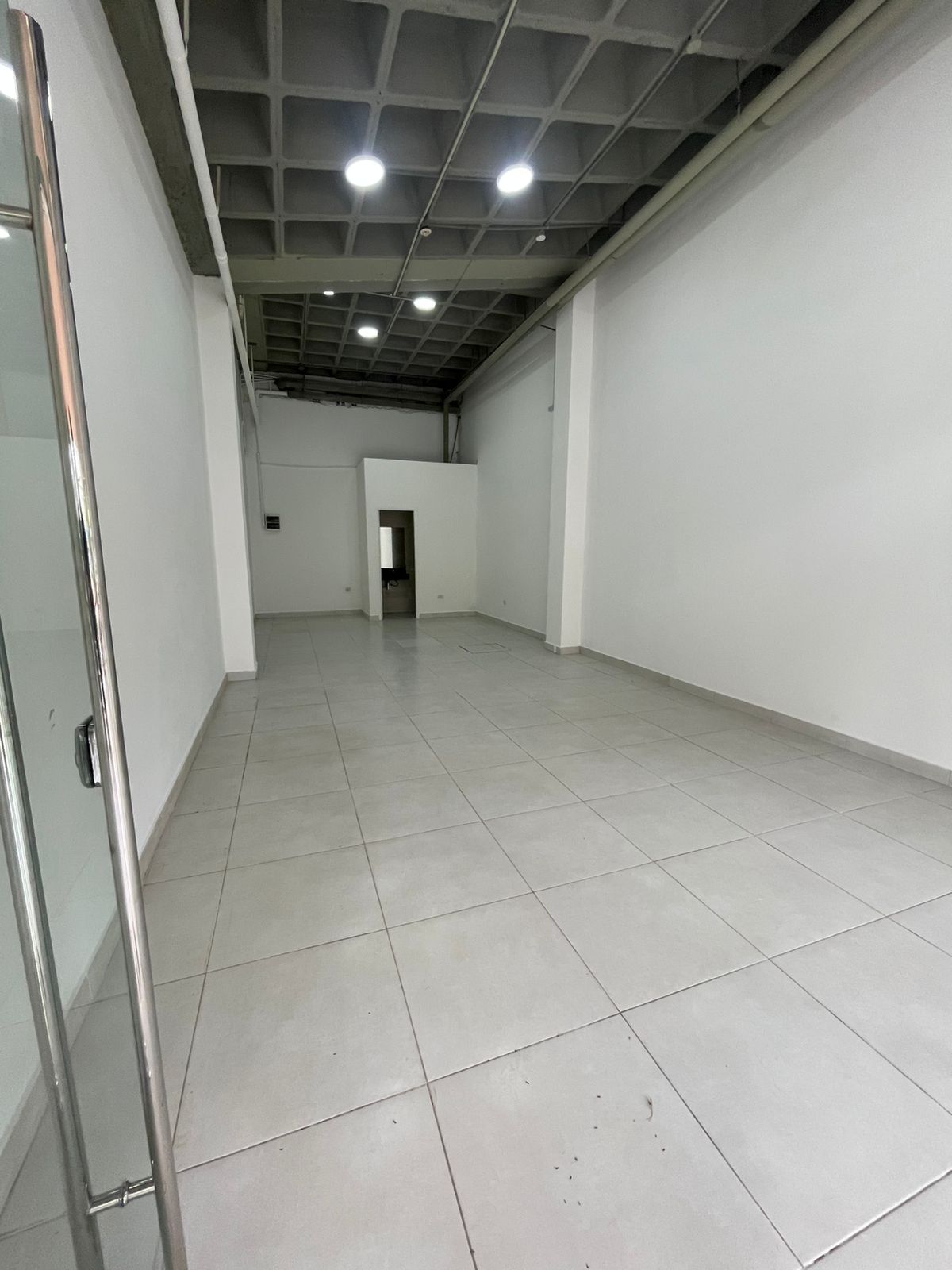 EN ALQUILER LOCAL COMERCIAL EN VILLAMORRA — foto 2