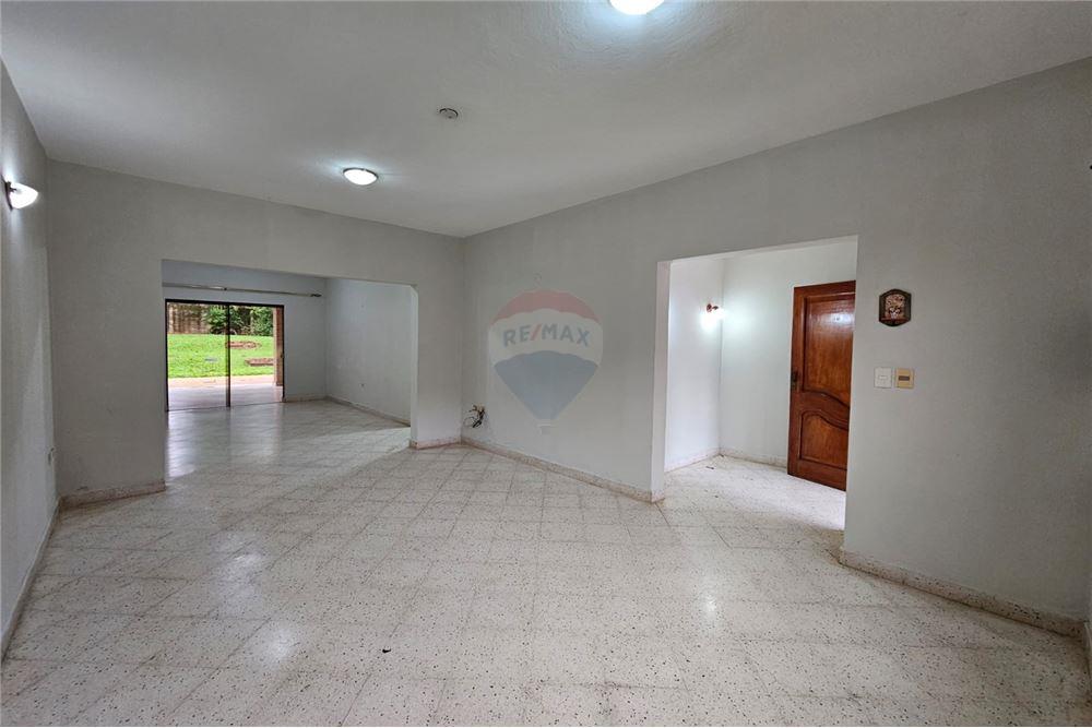 CASA DE 3 HABS A CUADRA DE LA AVDA. VON POLESKI — foto 3