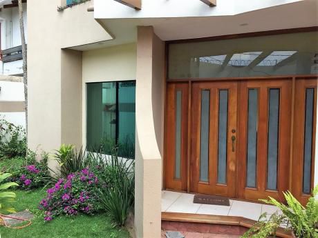 Casa En Venta En B. Las Palmas - Av Ibérica.