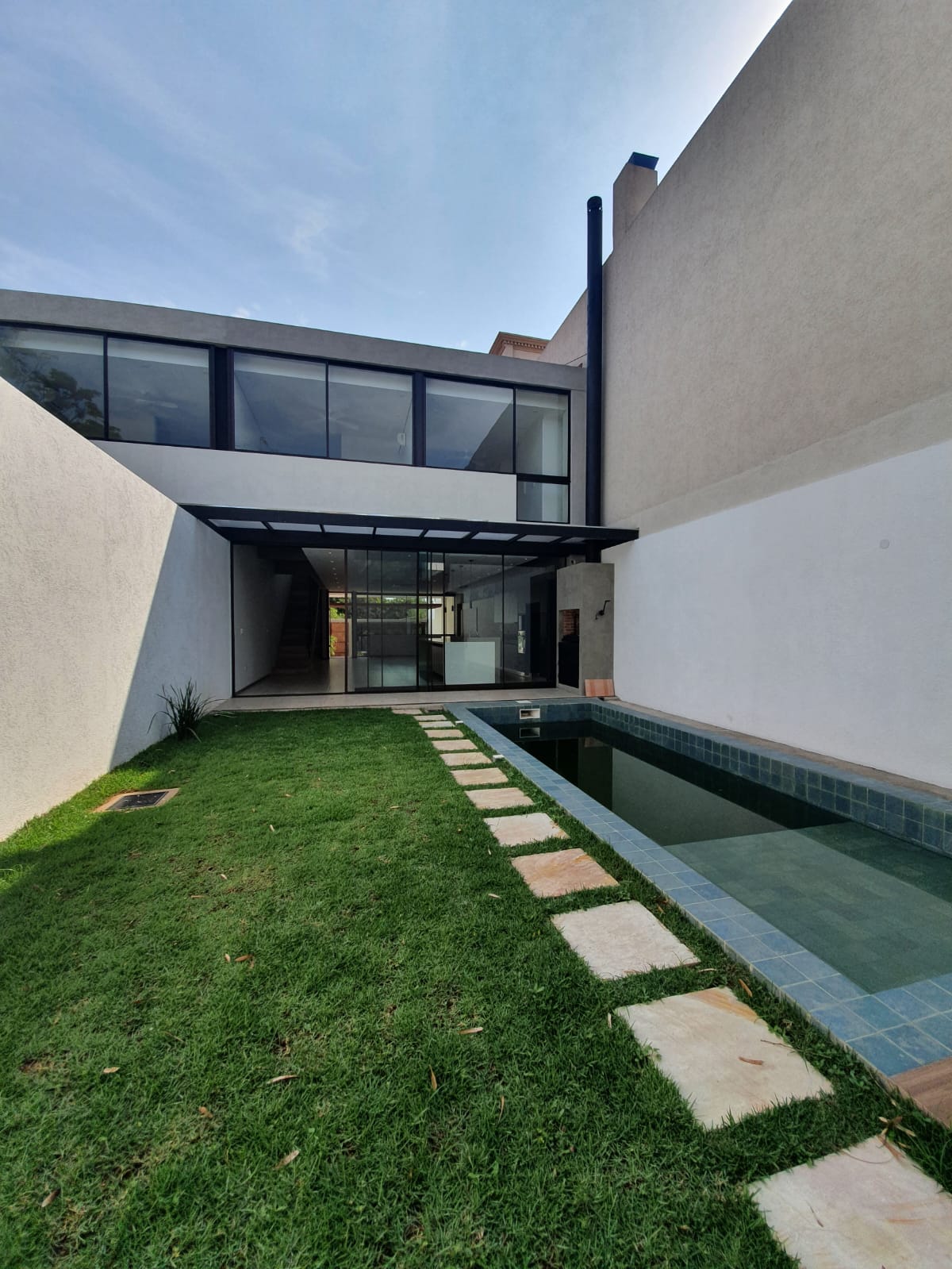 ALQUILO HERMOSA CASA PAREADA EN MBURUCUYA 300 M² — foto 3