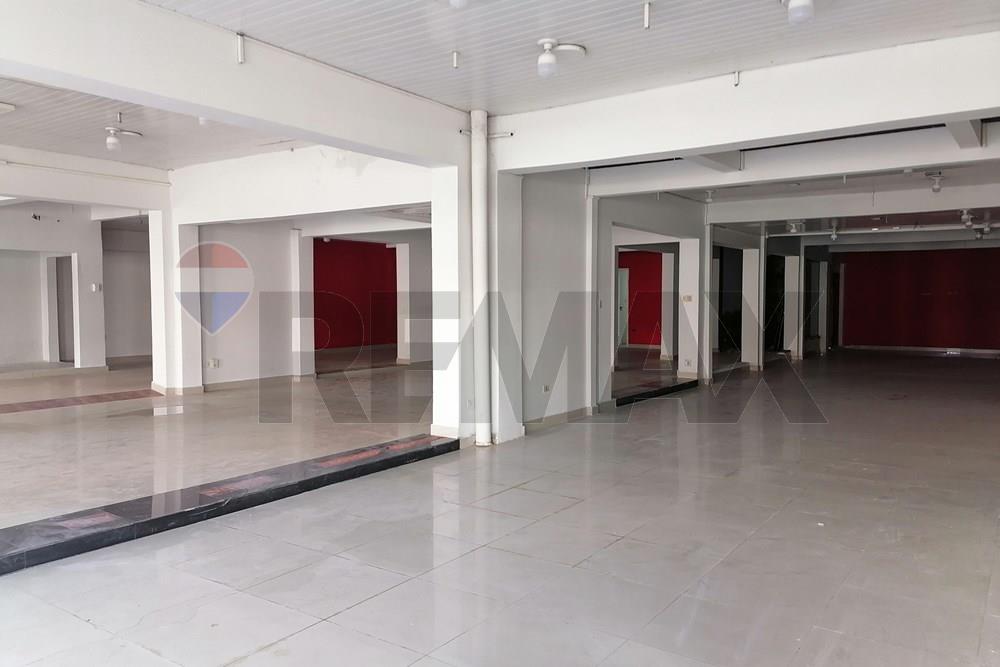 Local Comercial en Alquiler sobre Avda. E.Ayala — foto 3