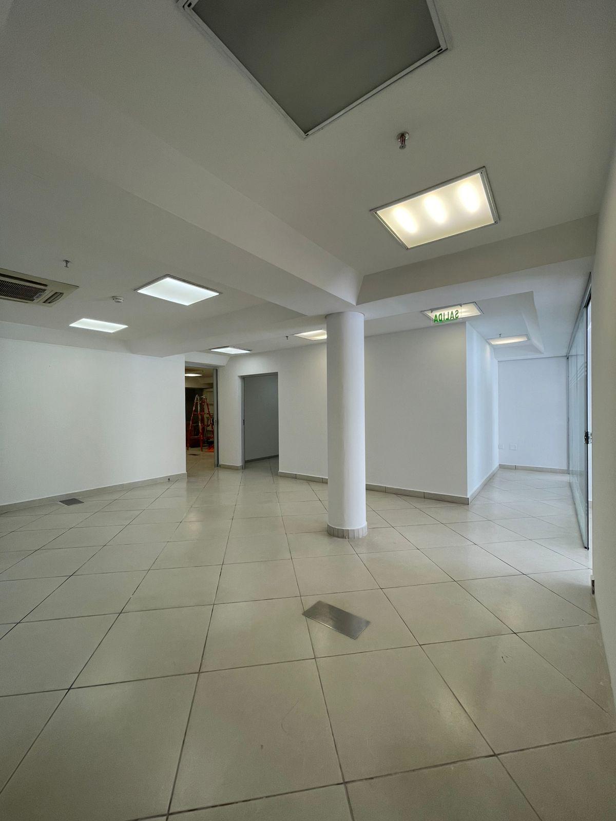 Villamorra En Alquiler Oficina De 150 M2 A Pasos De Varios Centros Comerciales — foto 3