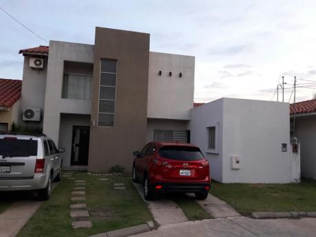 Casa Grande En Urbanizacion En La Mejor Zona