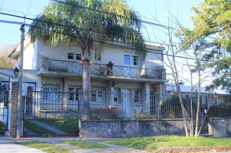 Jardín Al Frente, Garaje, Fondo Verde, Estufa A Leña Y Tza.
