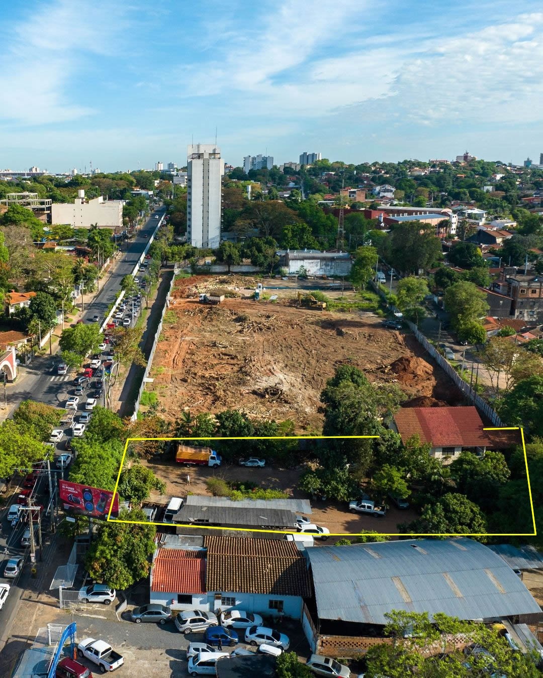 EN VENTA, RESIDENCIA EN AMPLIO TERRENO SOBRE LA AV. JOSÉ FÉLIX BOGADO. — foto 3