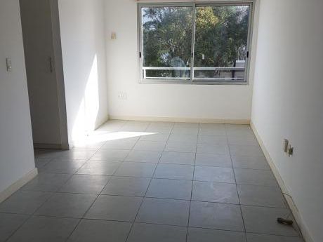 Apartamento En Alquiler De 1 Dormitorio En Pocitos. Rivera Y Bustamante