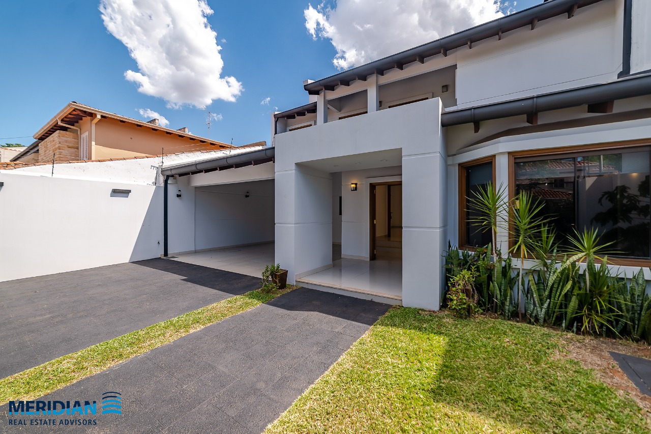 VENDO HERMOSA CASA DE 4 DORMITORIOS EN YKUA SATI — foto 2