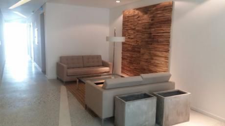 Amplio Apartamento De Dos Dormitorios Y Garaje En Malvin.
