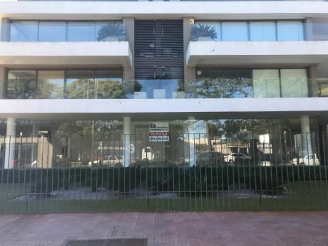 Excelente Local Sobre Arocena! No Se Lo Pierda.