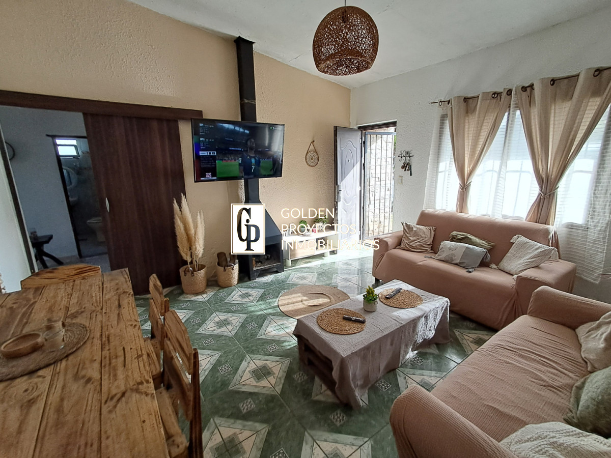 Casa en Venta Dos Dormitorios con Terreno y Cochera en Villa García