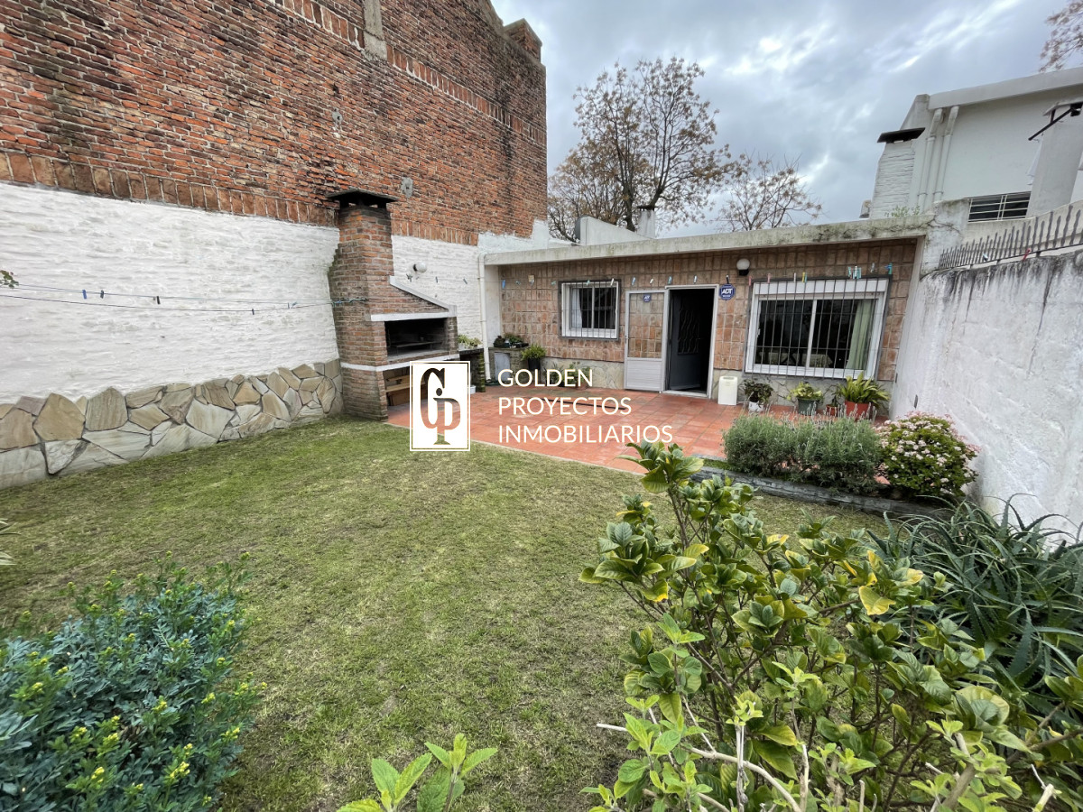 Casa en venta dos dormitorios con cochera y fondo en brazo oriental