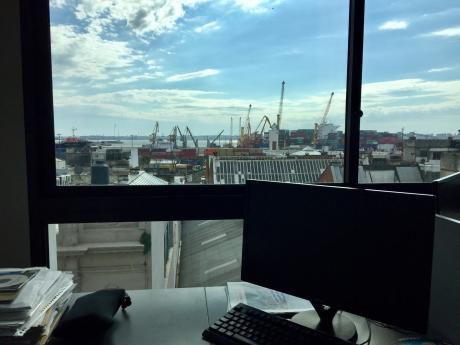Oficina Prox. Puerto De Mdeo. Con Excelente Vista