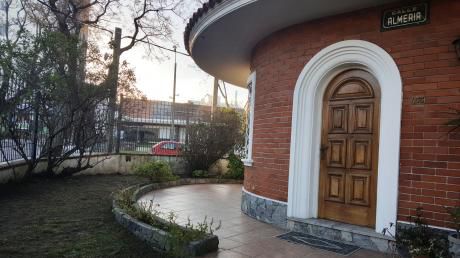 Muy Buena Casa Con Gje A Una Cuadra De La Rambla