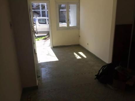 Buceo,prox Av Italia Y Comercio, Casa 2 Dorm, Fte, Con Patio!