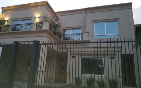Hermosa Casa En Barrio Mburucuya