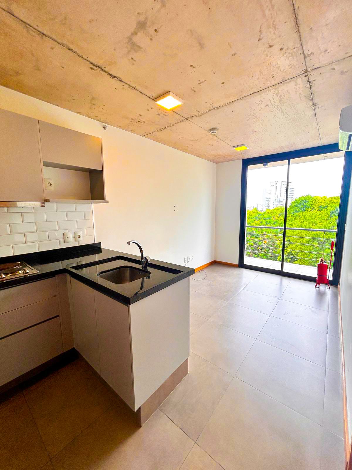 Depto moderno de 1 dormitorio con vista abierta – A pasos del eje corporativo 