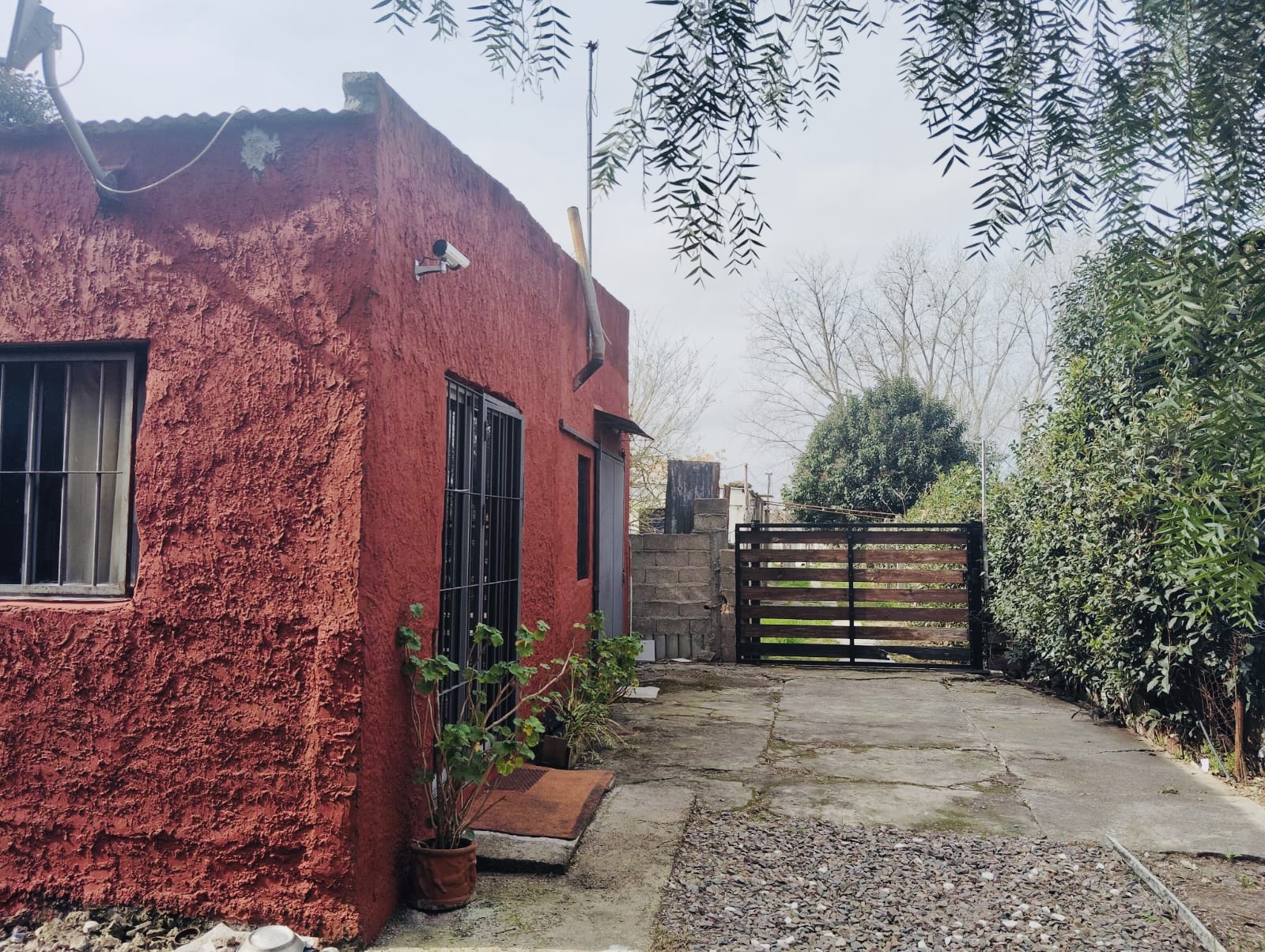Vende apartamento con terreno grande. 