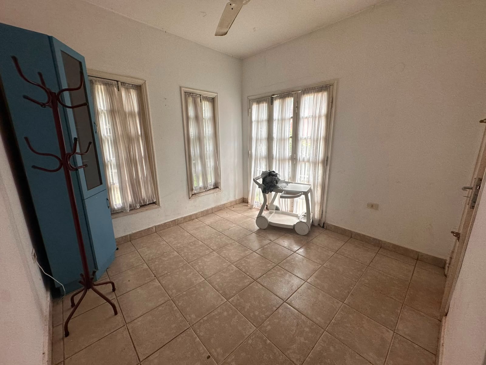 ALQUILER CASA DE 4 DORMITORIOS CON AMPLIO PATIO – BARRIO STA LIBRADA — foto 3