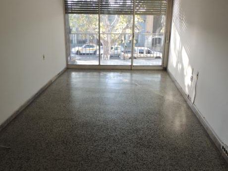 Apartamento De 2 Dormitorios En Alquiler En Gral Flores. Jacinto Vera.