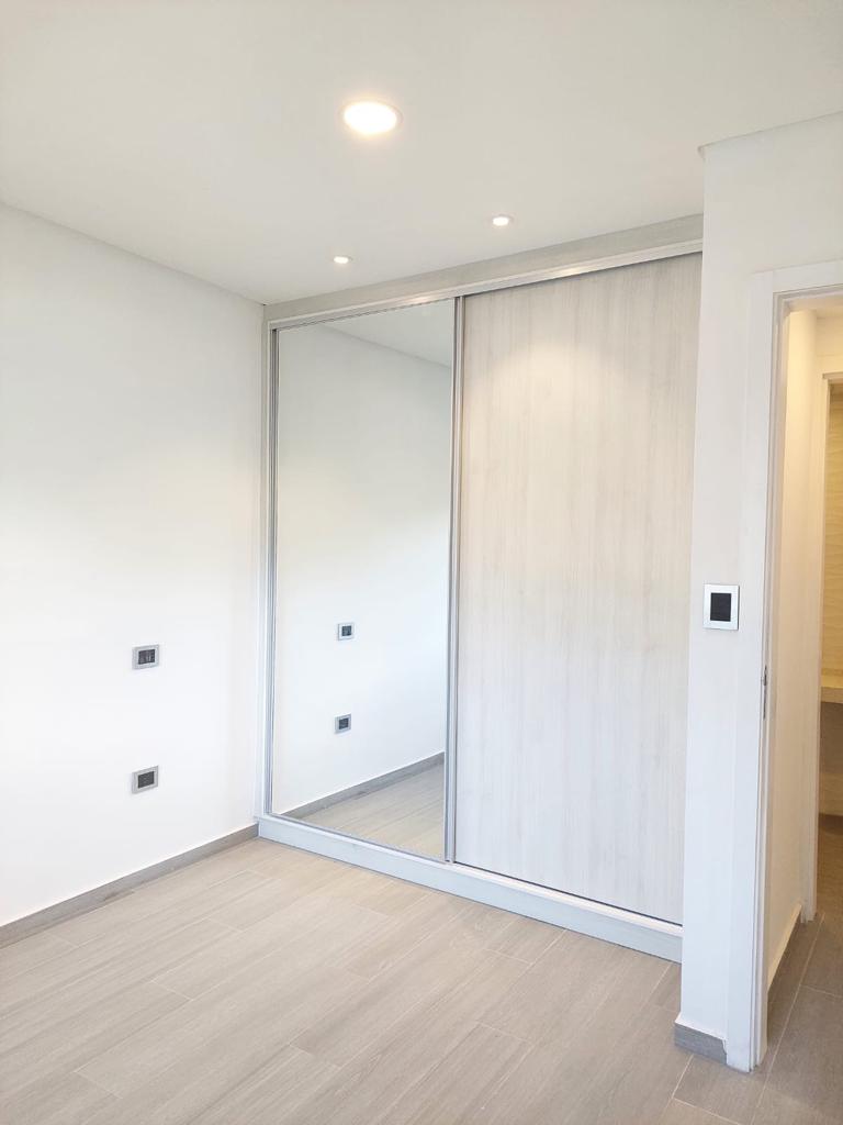 AVDA. SANTISIMA TRINIDAD EN VENTA DEPARTAMENTO 1 DORMITORIO CON COCHERA — foto 3