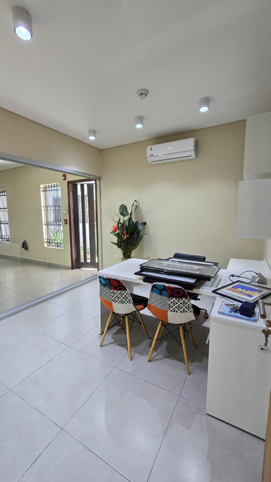 ALQUILO OFICINA AMOBLADA Y EQUIPADA EN VILLA  AURELIA — foto 2