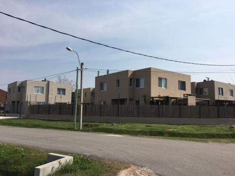 Complejo De 16 Casas En Barra De Carrasco Con Mucha Seguridad