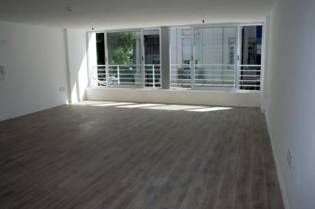 Estrene Moderno Edificio Sobre Bv Artigas