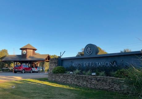 Espectacular Casa De Tres Dormitorios En Altos De La Tahona