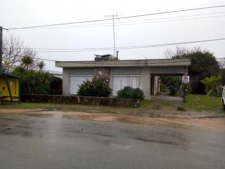 Casa Sobre Avenida, Muy Amplia Y Luminosa!!