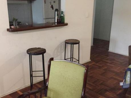 Apartamento En Planta Baja, 3 Dormitorios Y Patio